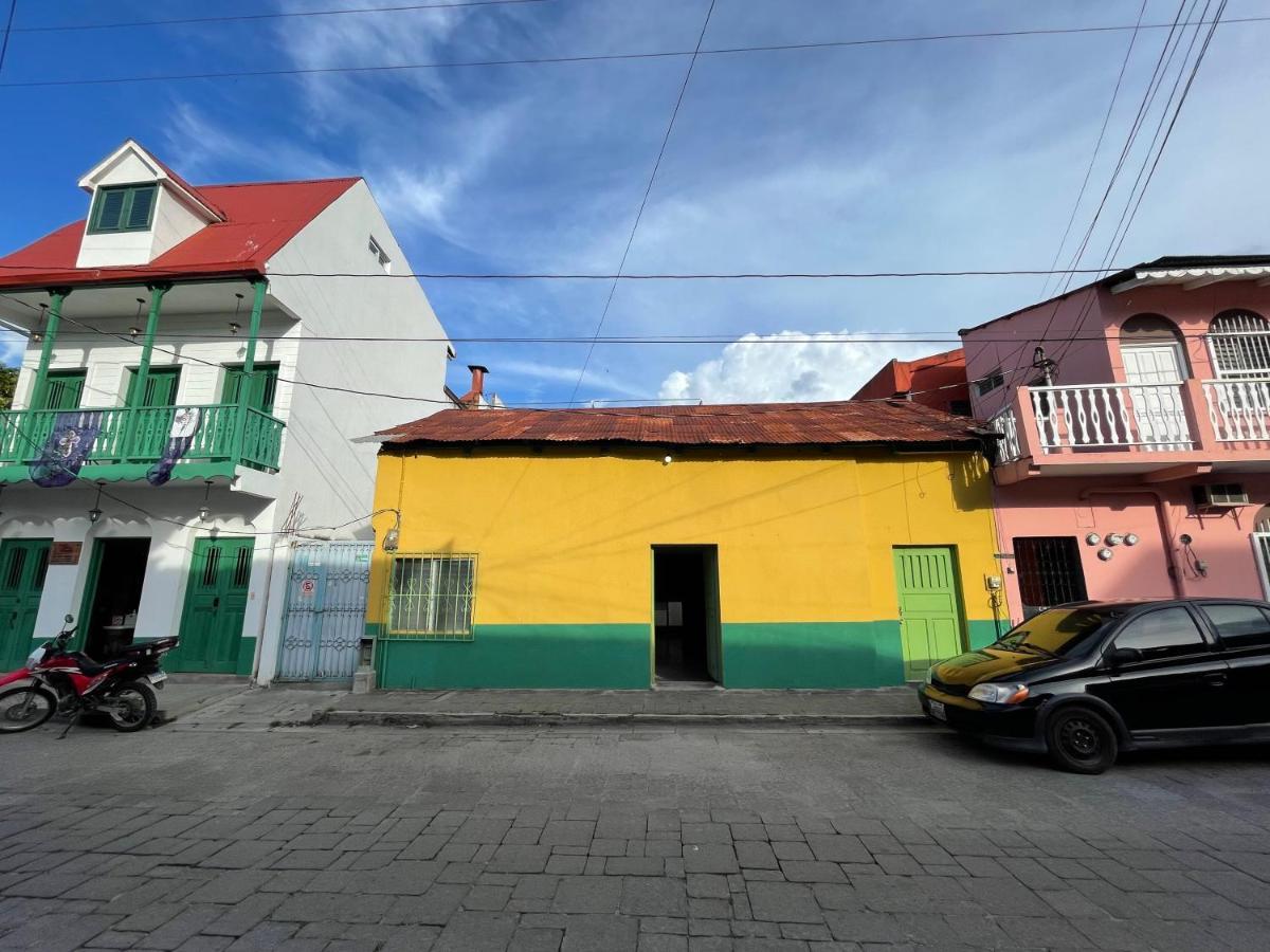 Hostal Inn 2 Flores Bagian luar foto