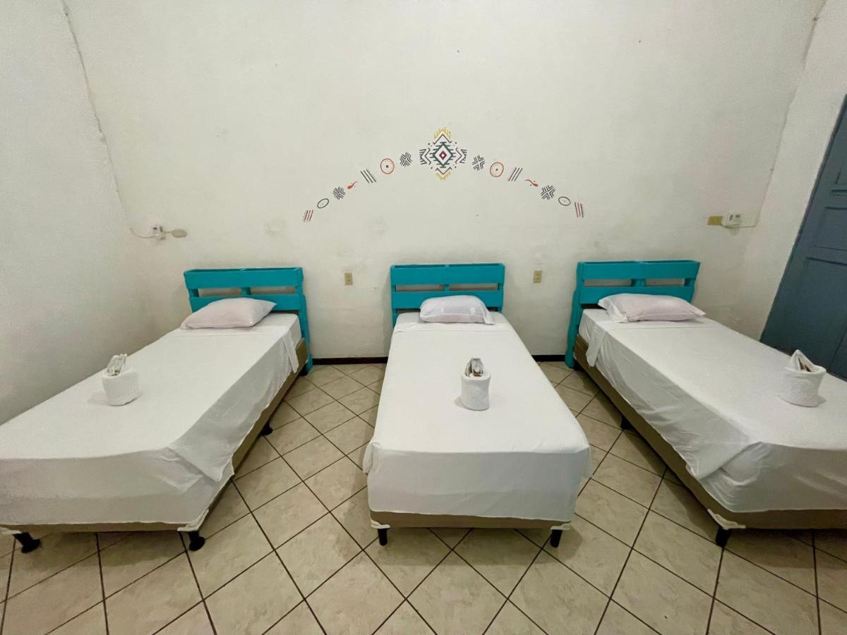 Hostal Inn 2 Flores Bagian luar foto